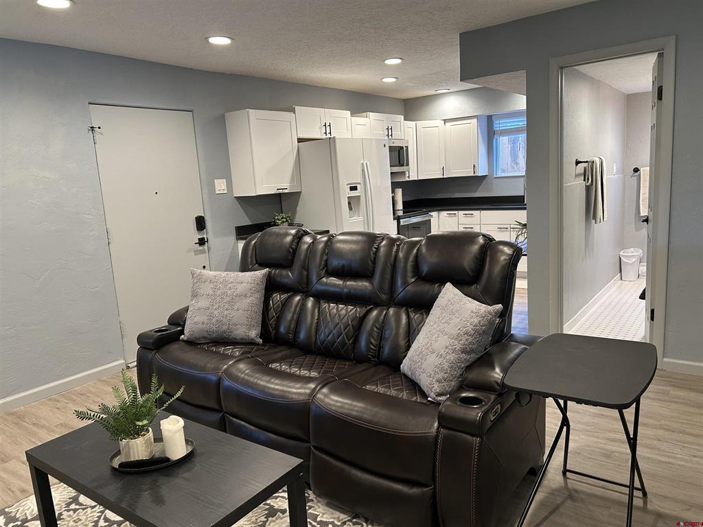 634 E 8th Avenue Property Photo 3