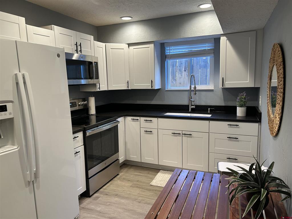 634 E 8th Avenue Property Photo 5