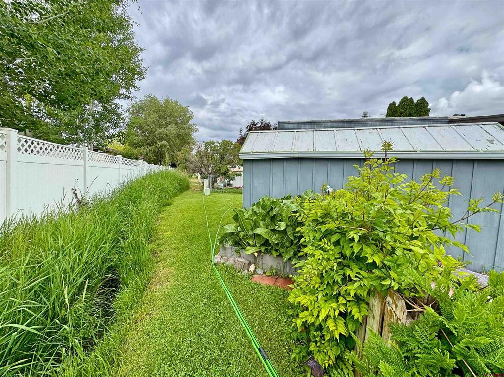 383 S Hillcrest Drive Property Photo 6
