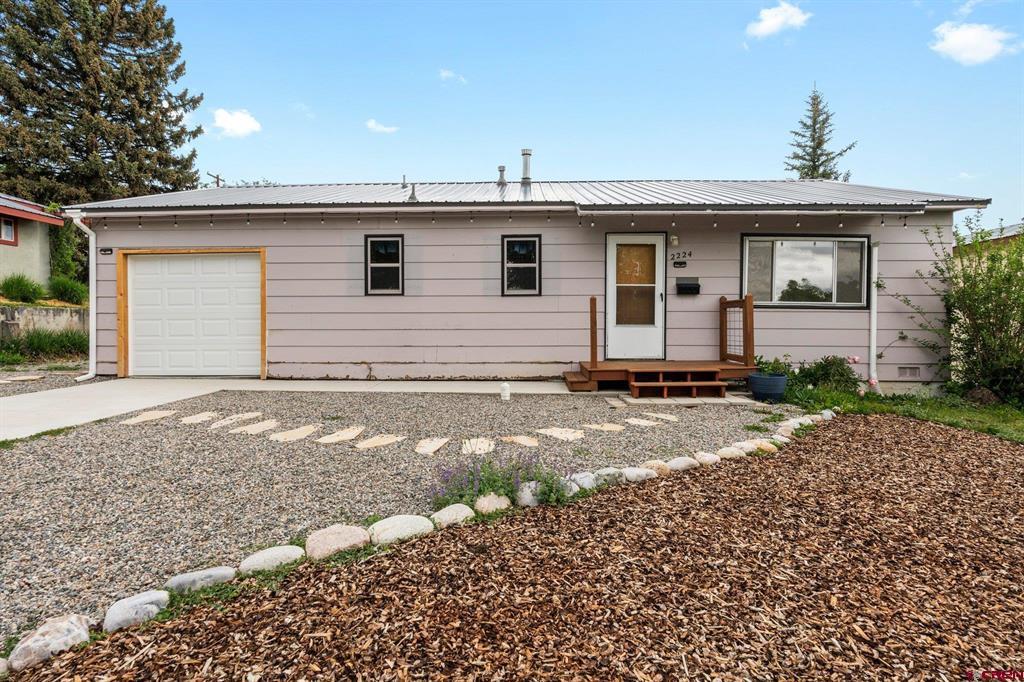 2224 Crestview Drive Property Photo 1
