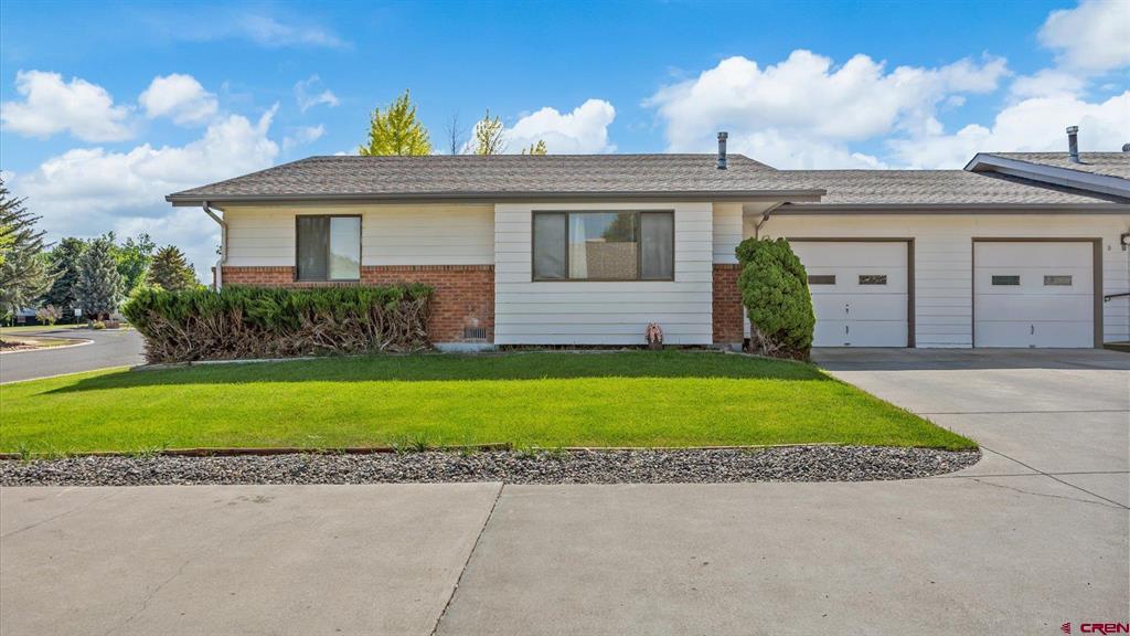 2136 Stratford Drive Property Photo 2