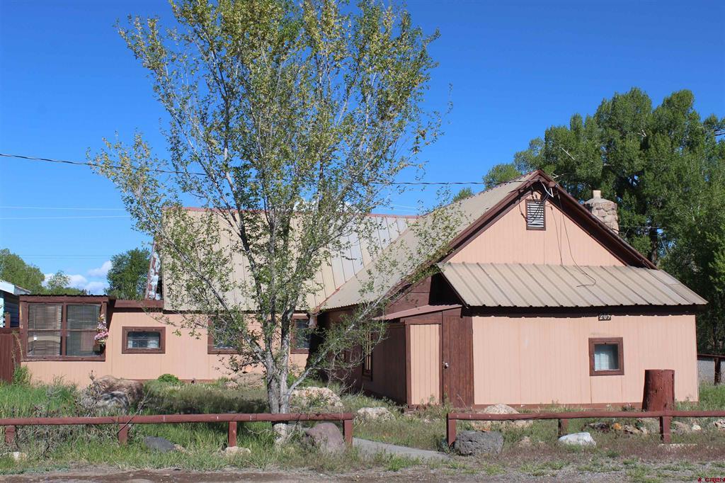 205 Pine Street Property Photo 1