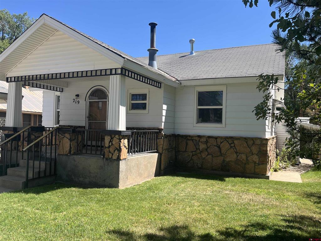 219 E Montezuma Avenue