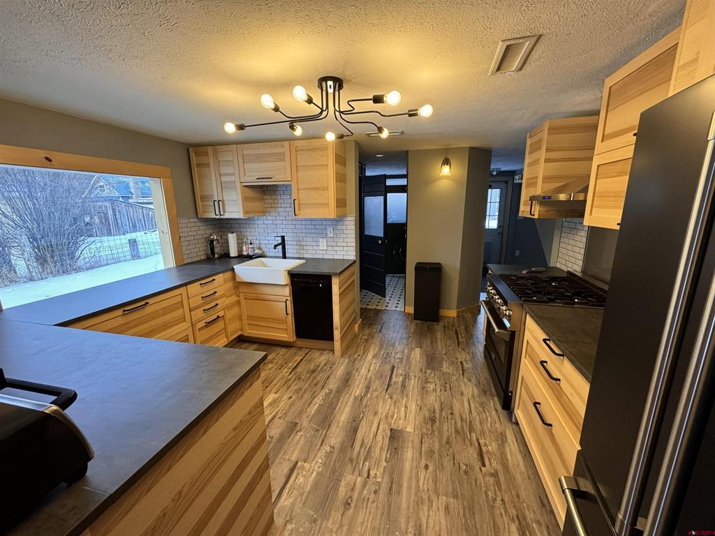 939 Mineral Street Property Photo 5