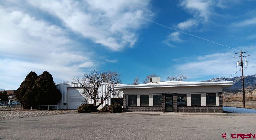 1901 Railroad Avenue Property Photo 1