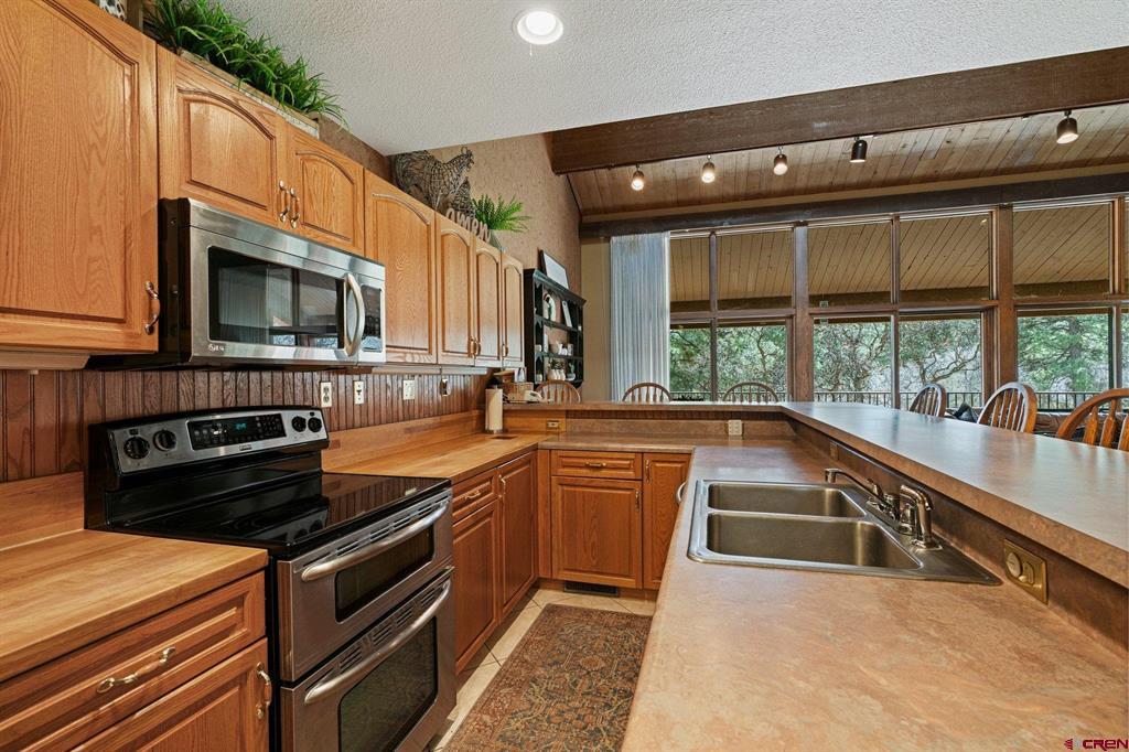 365 S Tamarron Drive Property Photo 6