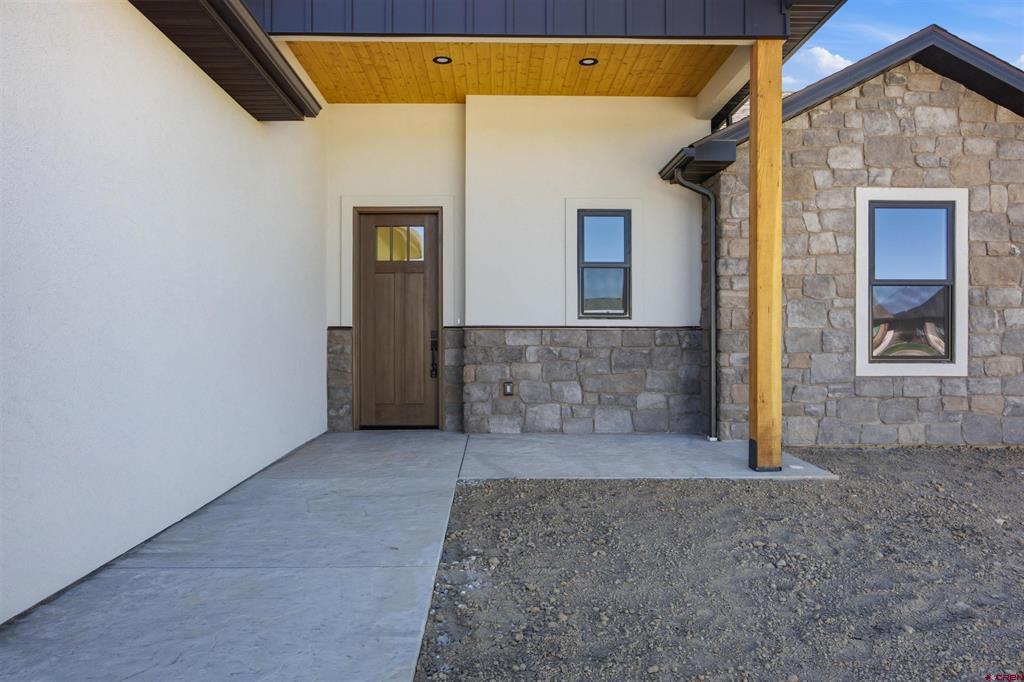 633 Alta Lakes Avenue Property Photo 2