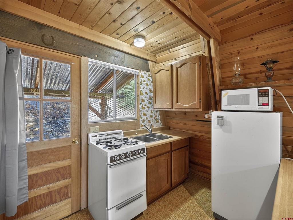 923 Groves Drive Property Photo 3