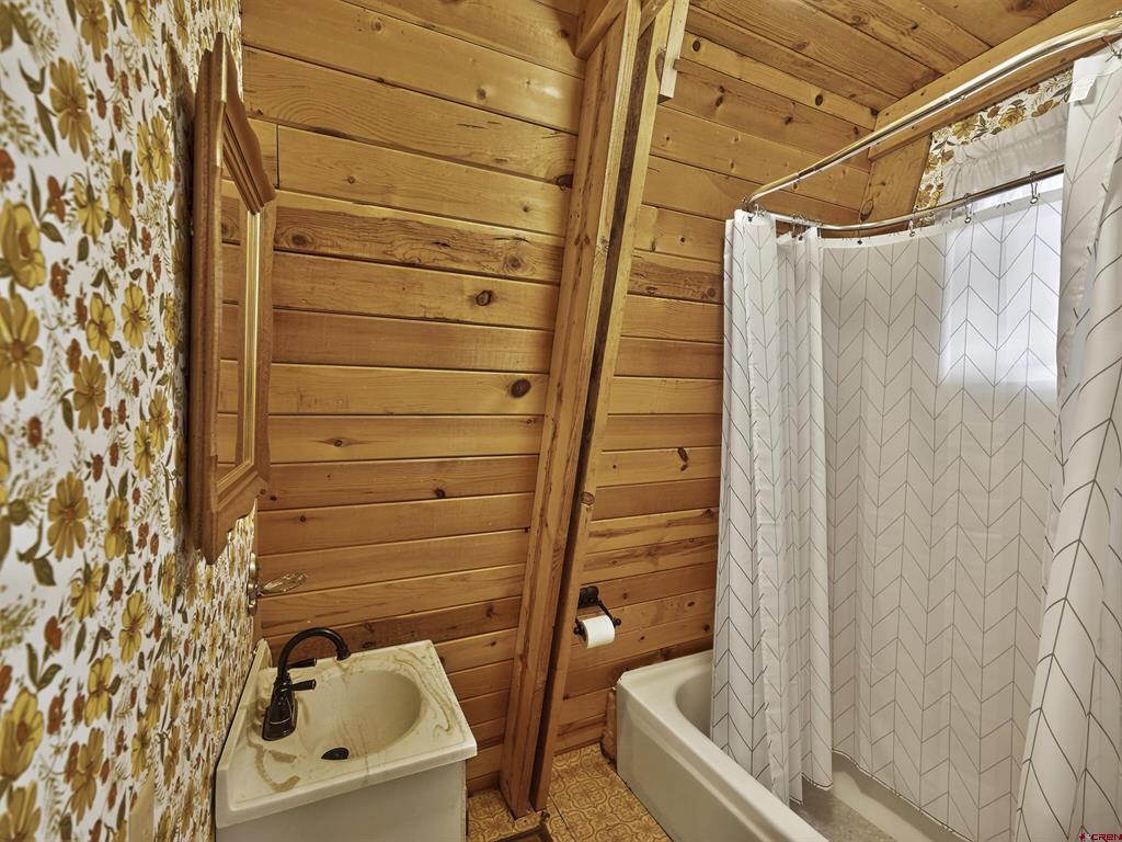 923 Groves Drive Property Photo 4