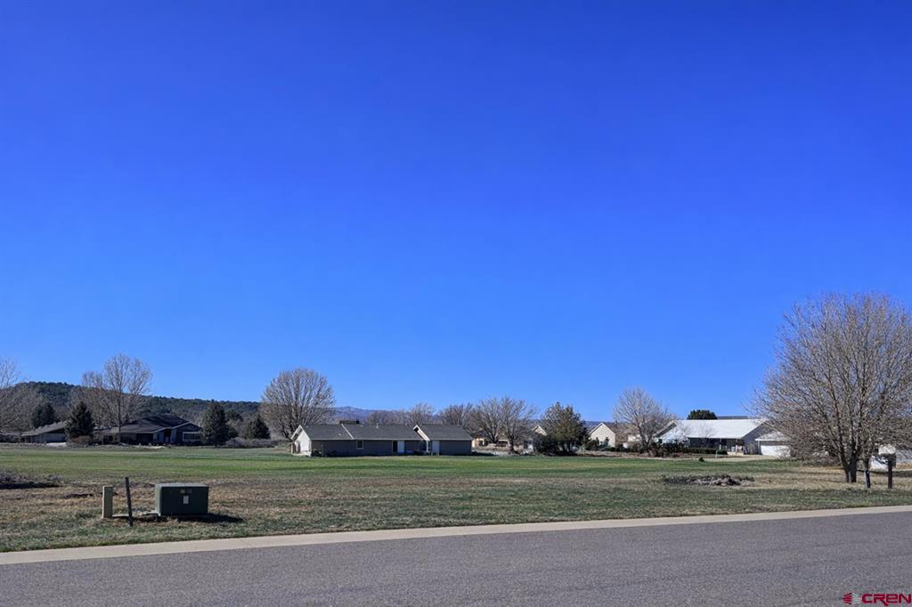 940 Se Fairway Drive Property Photo 2