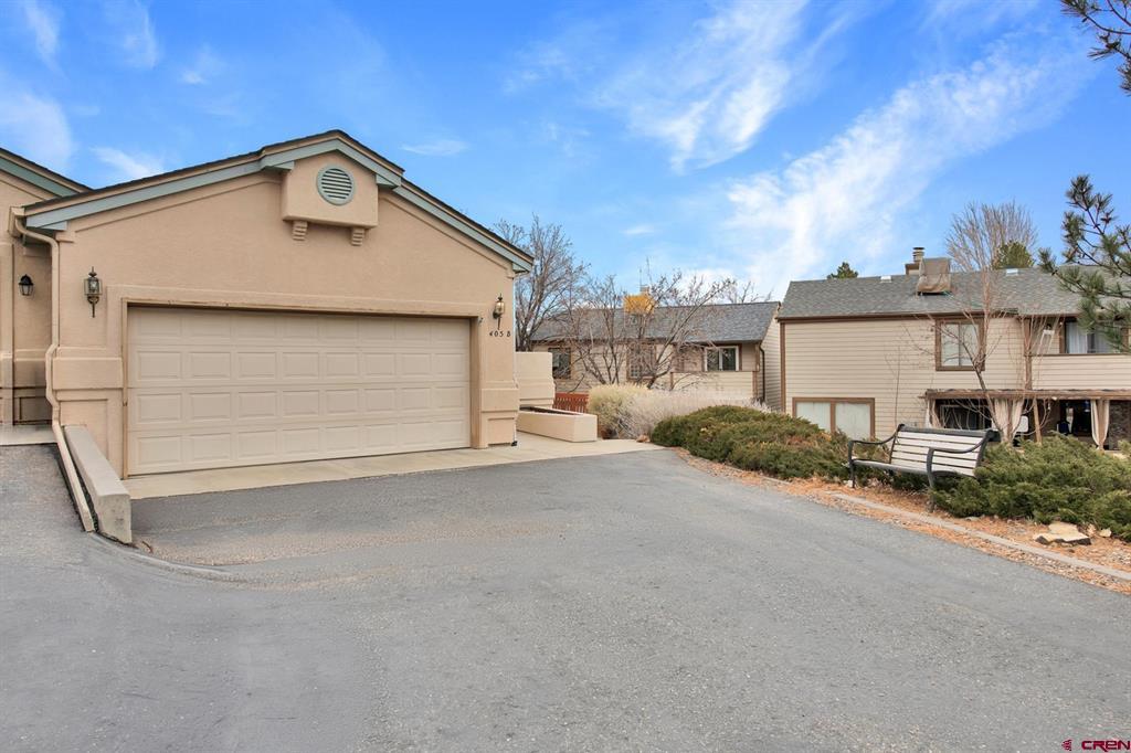 405 Sand Cliff Court Property Photo 2