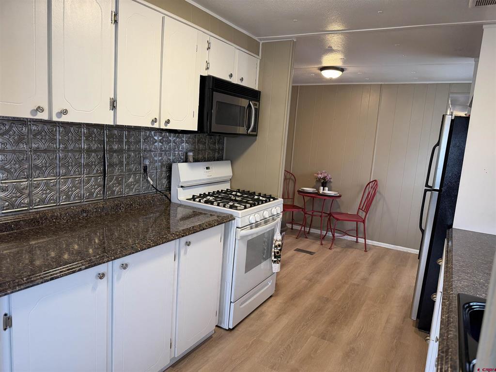 383 S Hillcrest Drive Property Photo 4