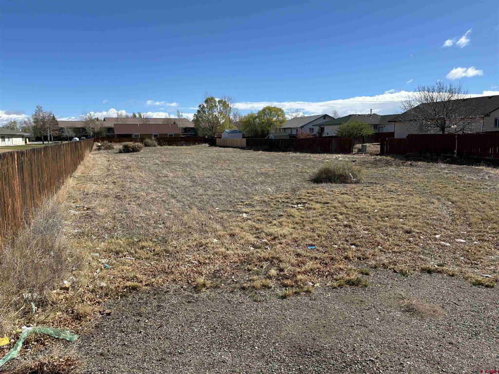 2415 Mullins Ave. Property Photo 6