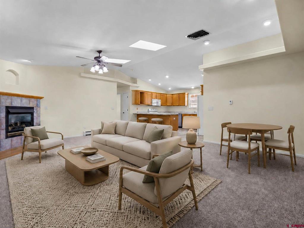 1533 Crest View Way Property Photo 5