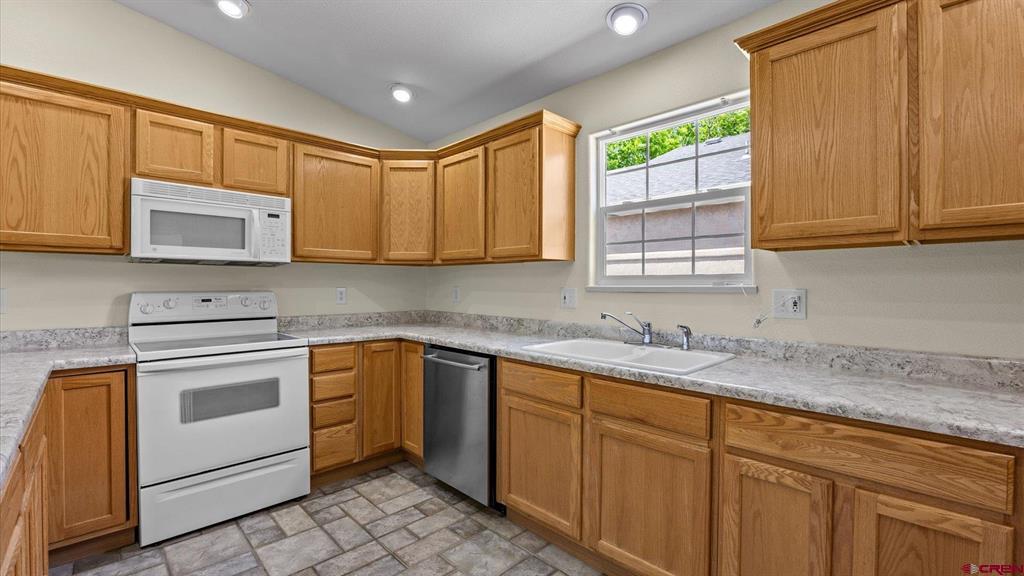 1533 Crest View Way Property Photo 8