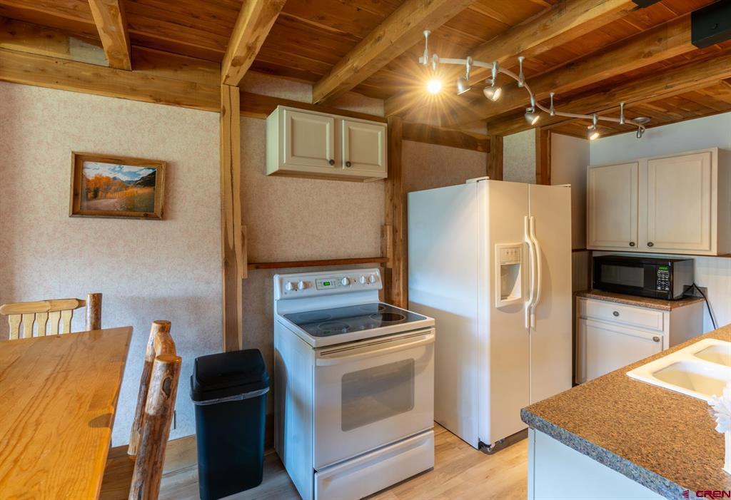 314 N Tamarron Drive Property Photo 4