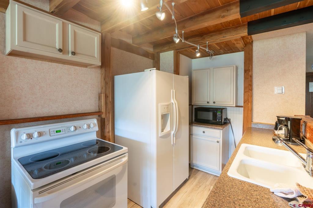 314 N Tamarron Drive Property Photo 9