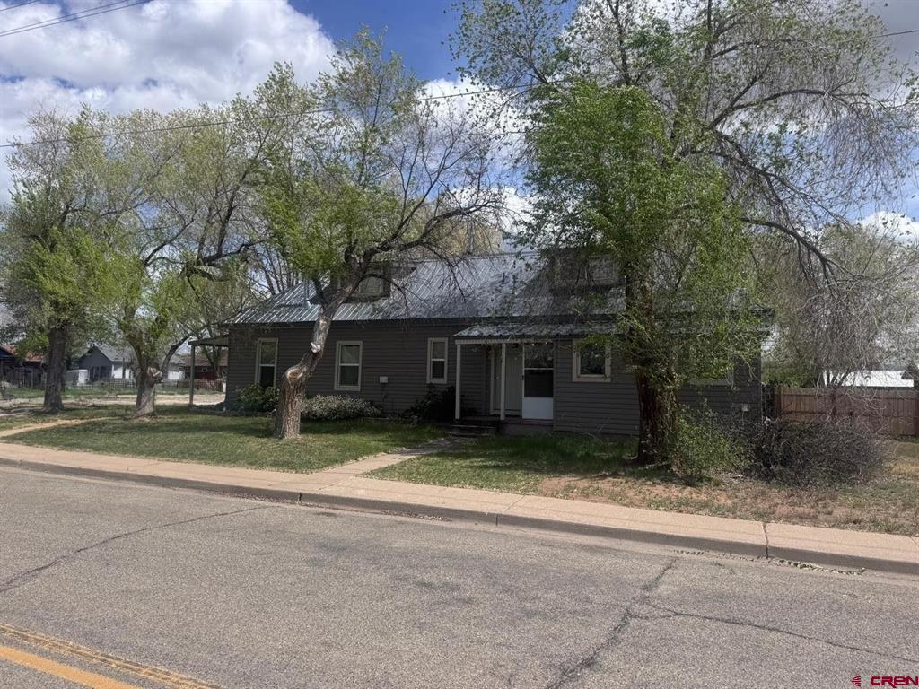 401 E Arbecam Property Photo 3
