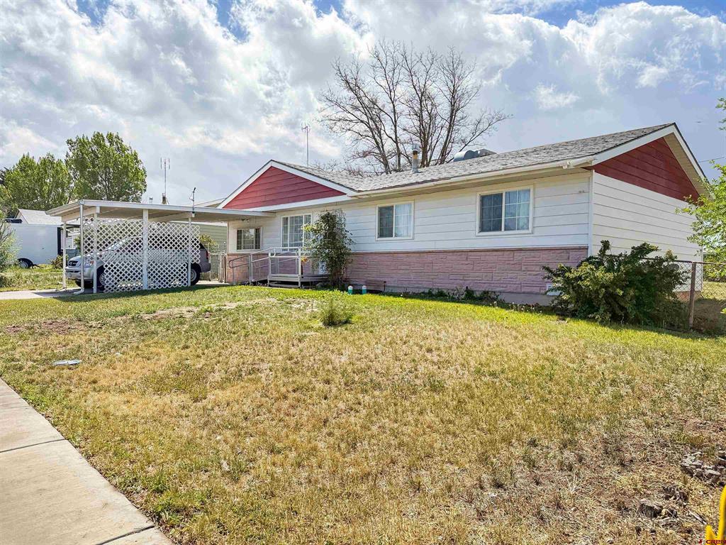 819 Brookside Drive Property Photo 3