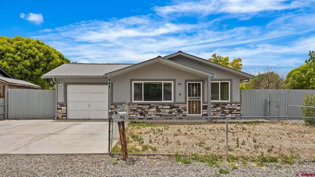 645 Carpenter Street Property Photo 1