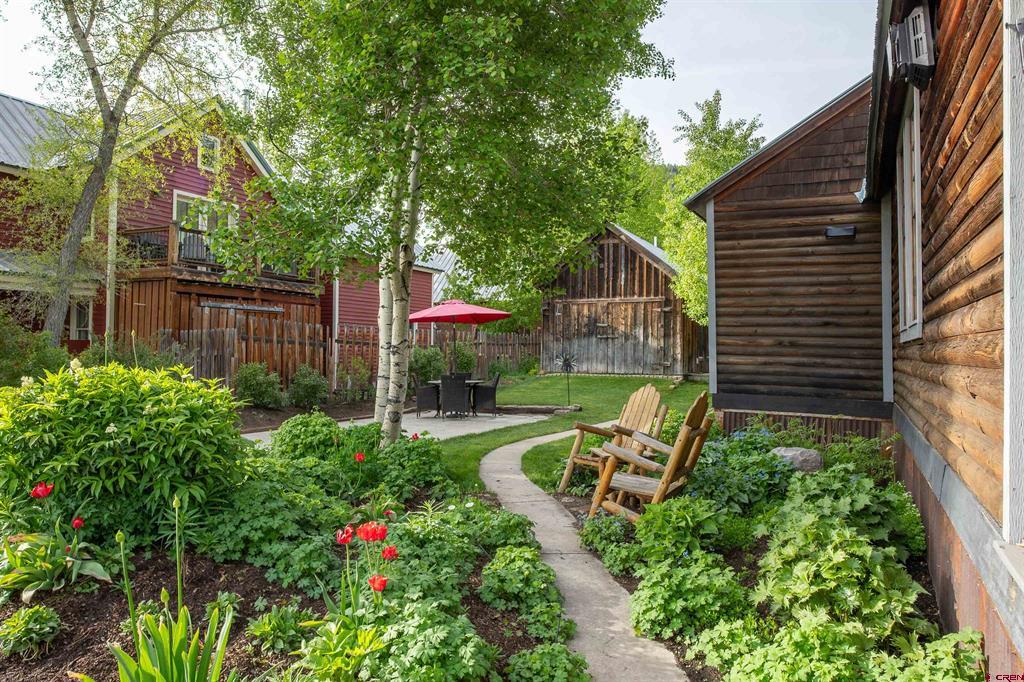 320 Whiterock Avenue Property Photo 4