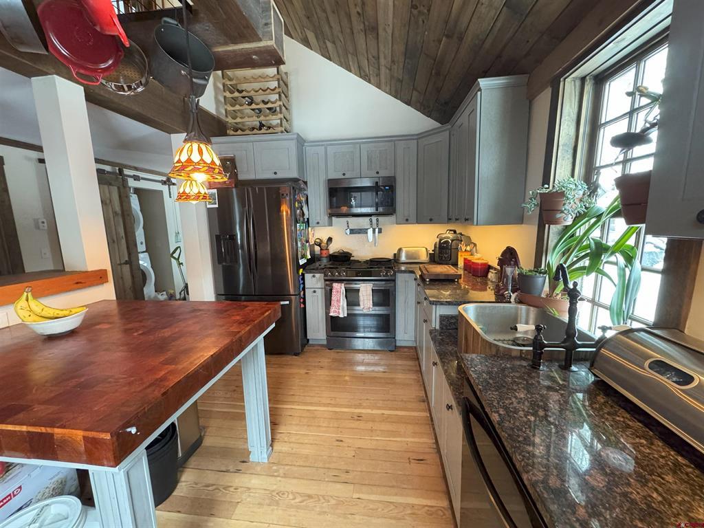 320 Whiterock Avenue Property Photo 12