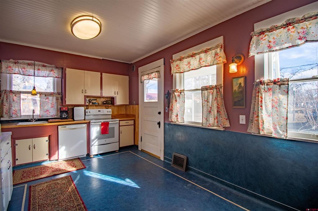 750 Leon Street Property Photo 25