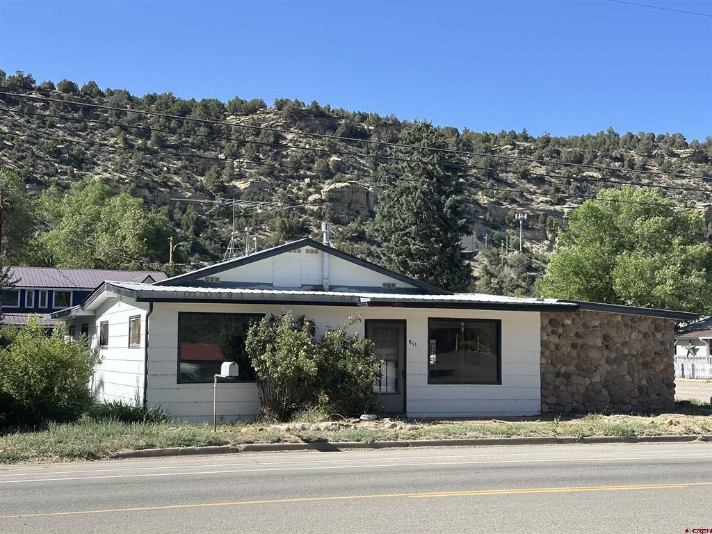 811 Railroad Avenue Property Photo 1