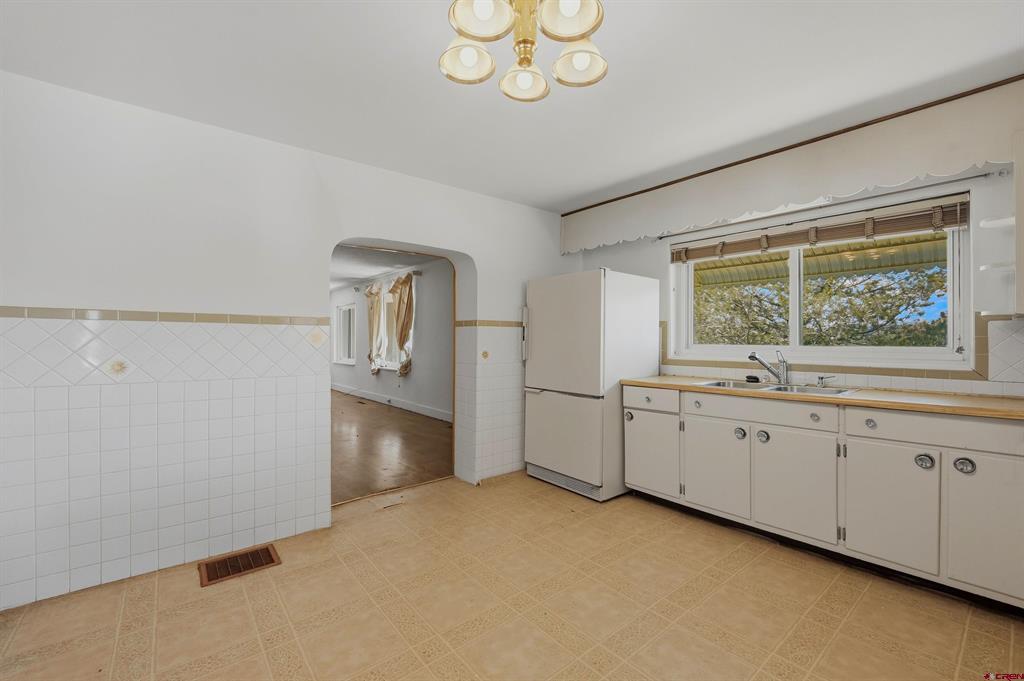 1109 E 1st Street Property Photo 18