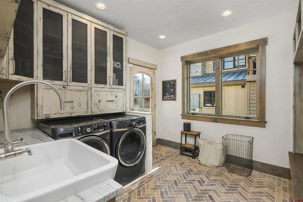 825 Elk Avenue Property Photo 17