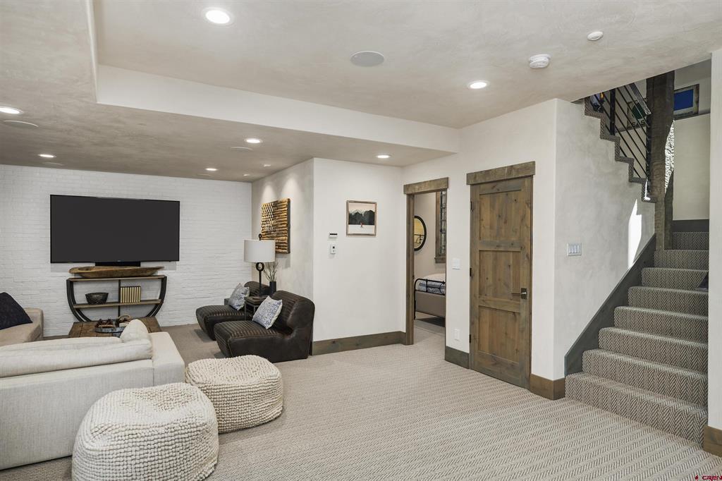 825 Elk Avenue Property Photo 39