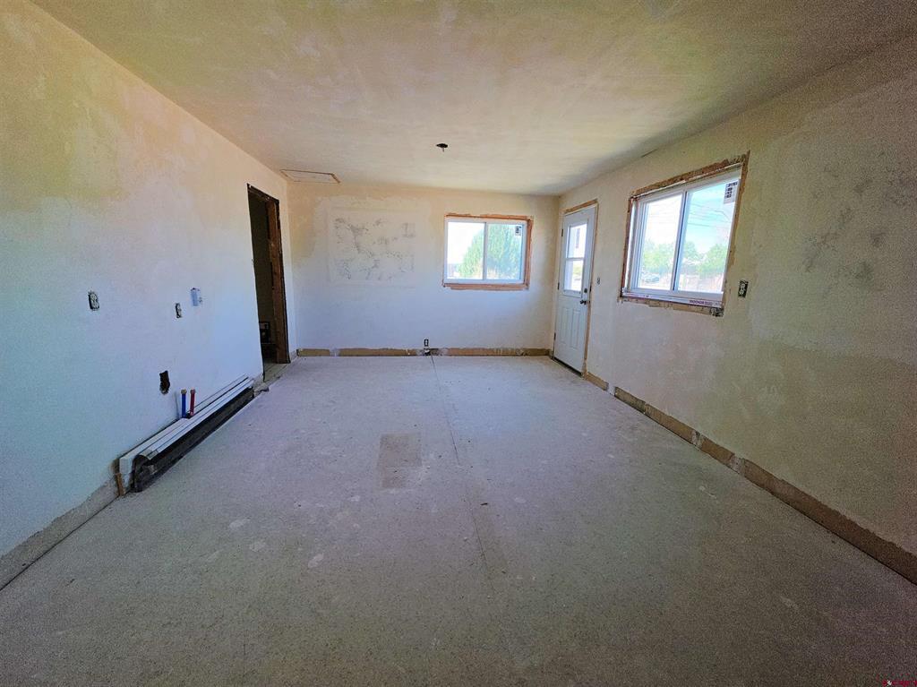 1045 & 1055 E 9th Street Property Photo 14