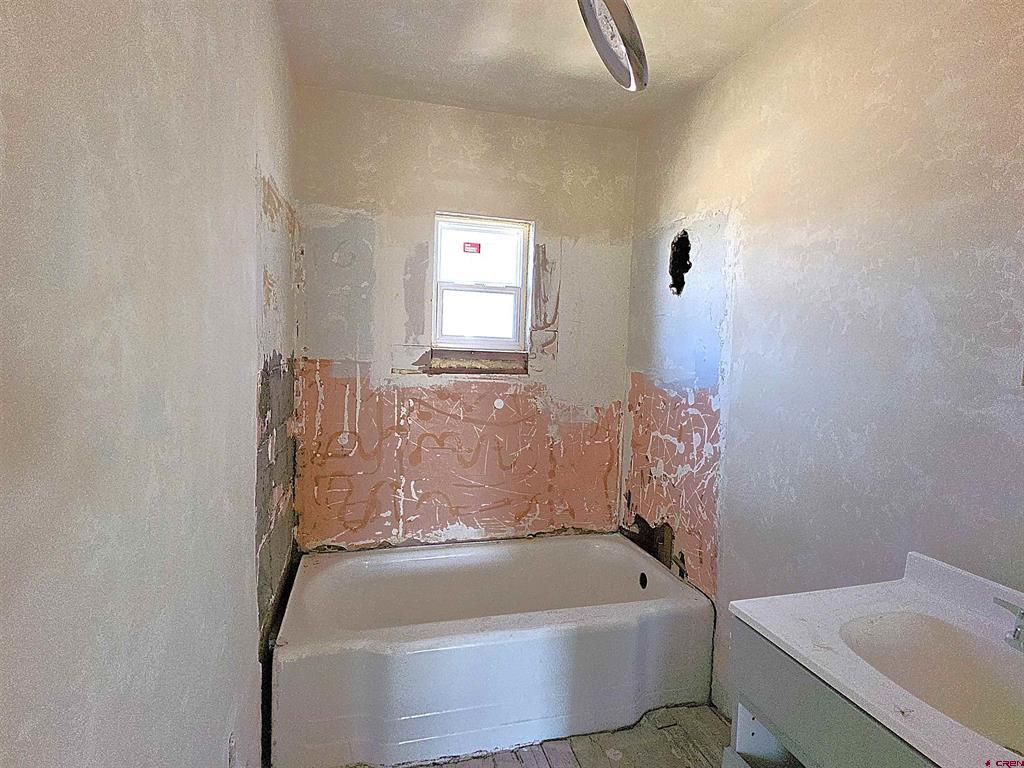 1045 & 1055 E 9th Street Property Photo 19