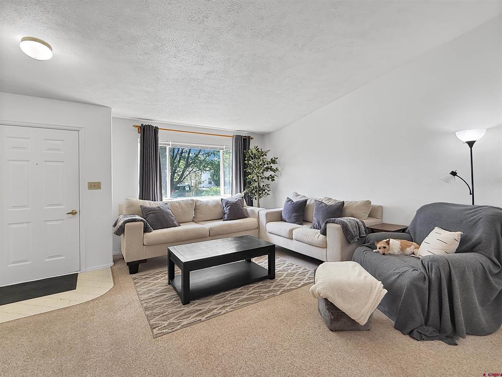 976 Yorkshire Court Property Photo 2