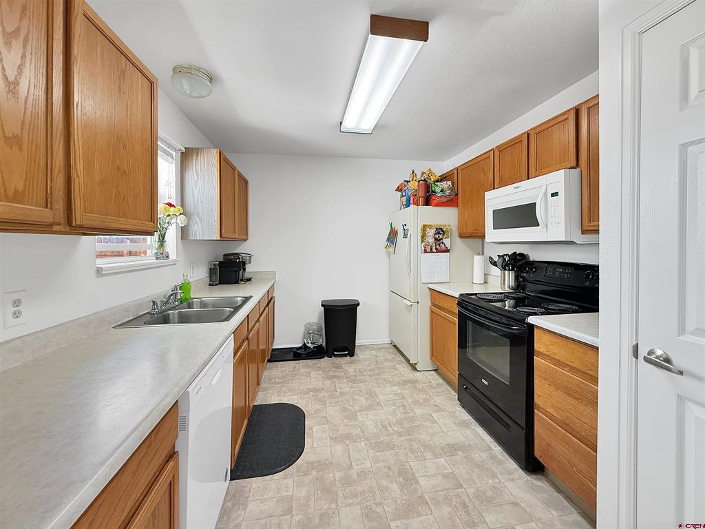 976 Yorkshire Court Property Photo 4