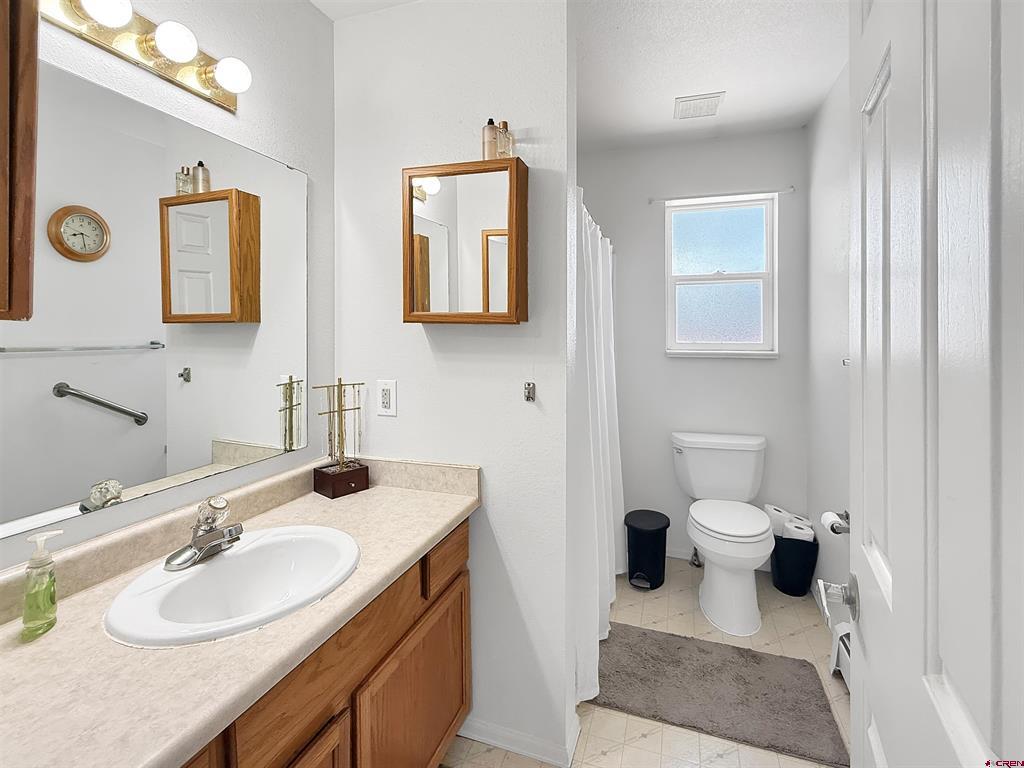 976 Yorkshire Court Property Photo 8