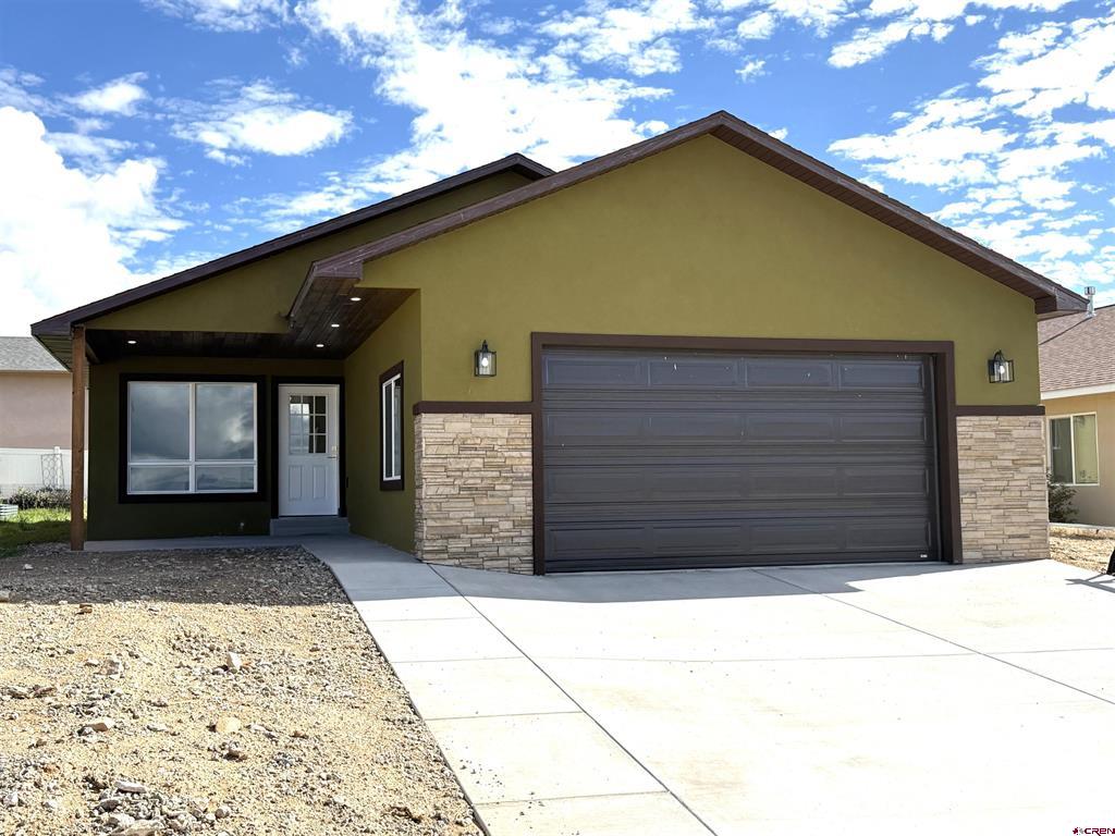 976 Bluffs Blvd Property Photo 3