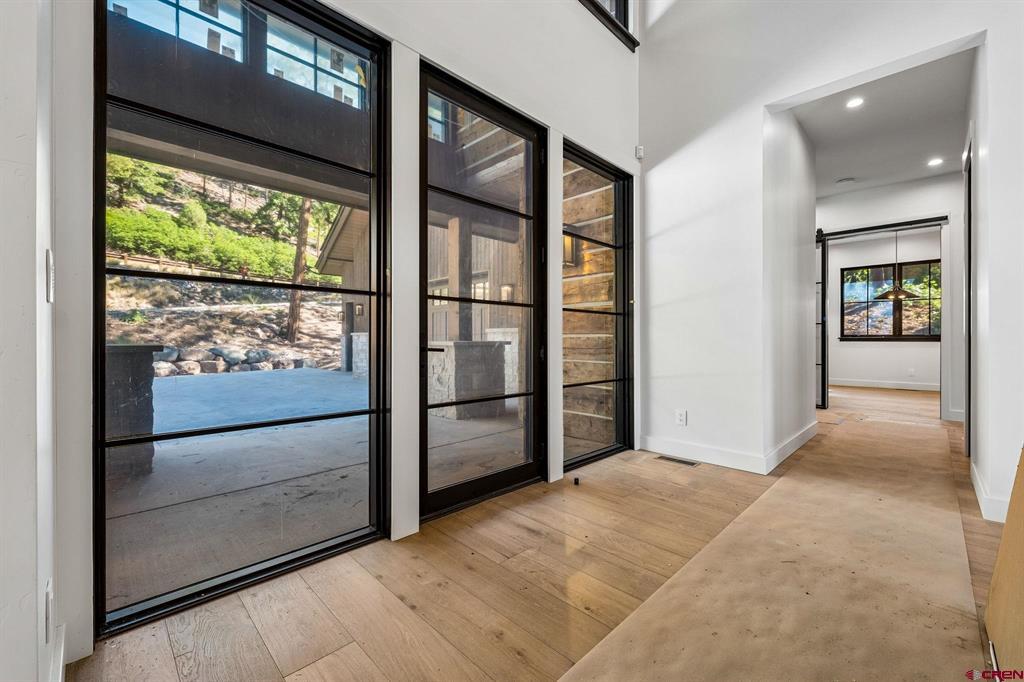 103 Glacier Cliff Drive Property Photo 4