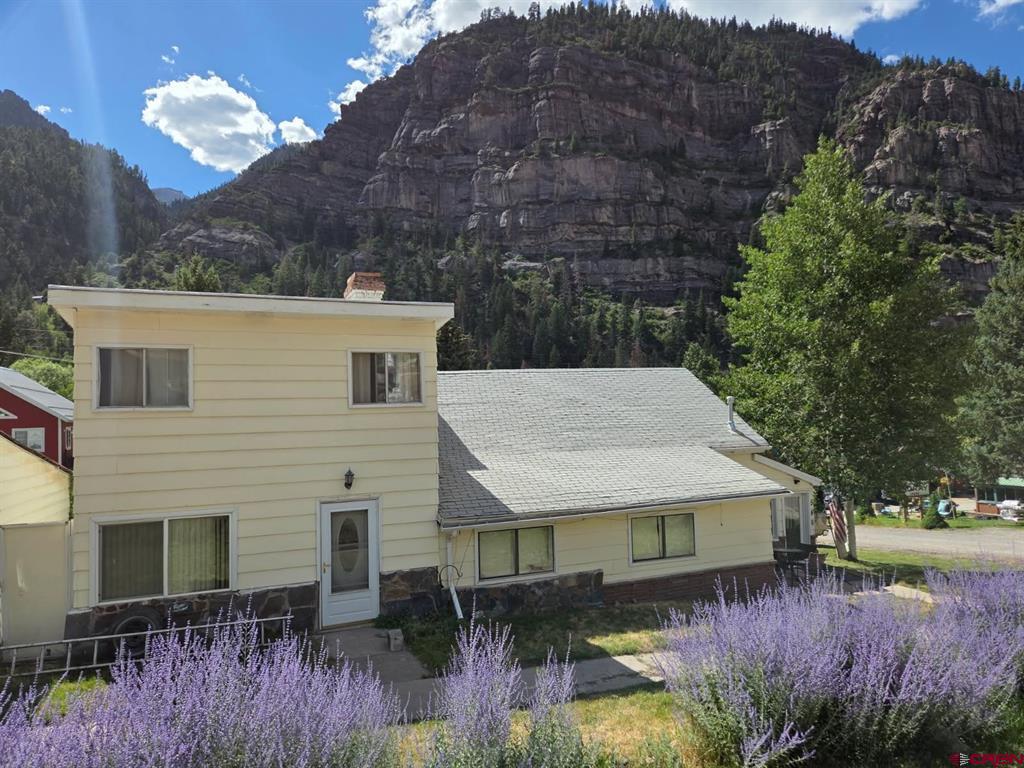 546 2nd Street Property Photo 3