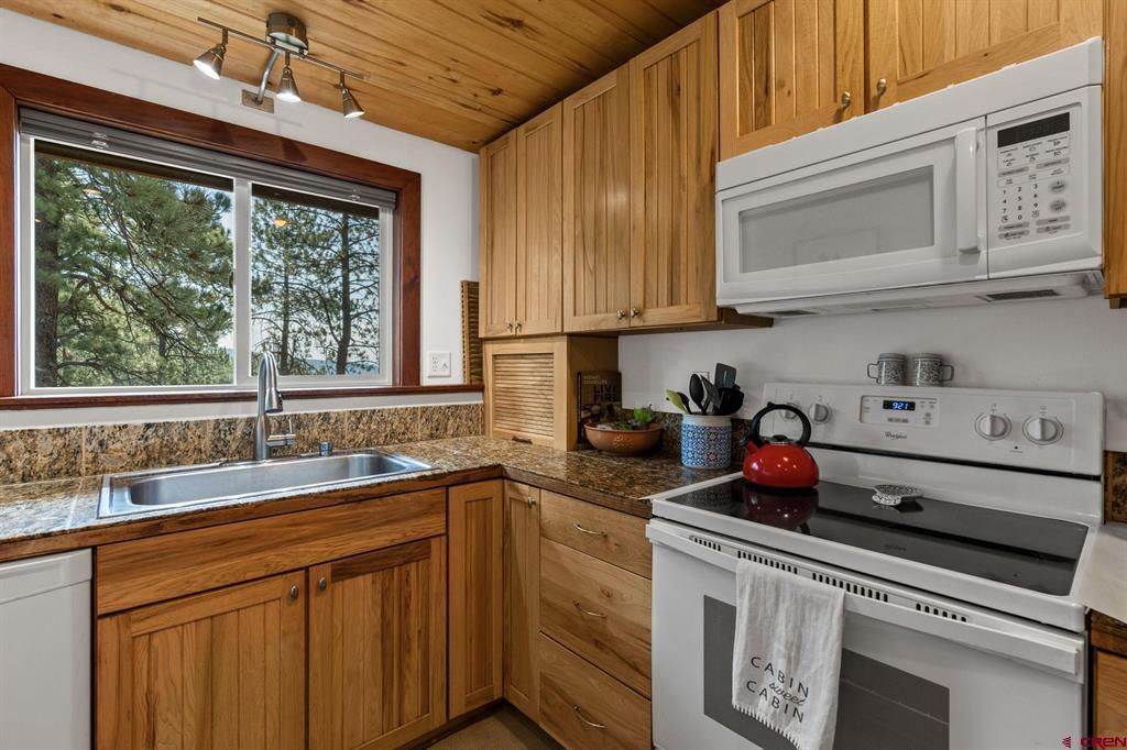 560 Groves Drive Property Photo 9