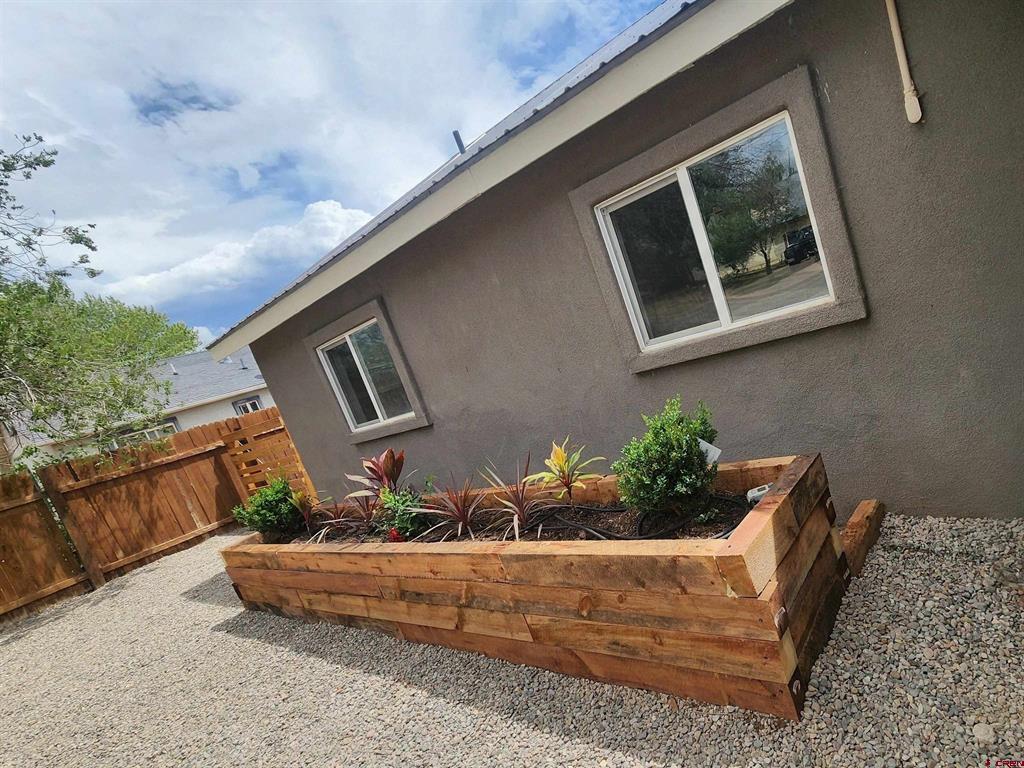 231 E 3rd Street Property Photo 4