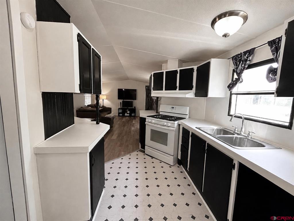 7 Golden West Drive Property Photo 5