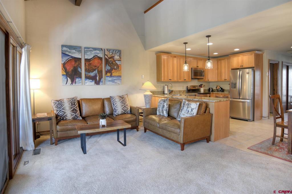961 N Tamarron