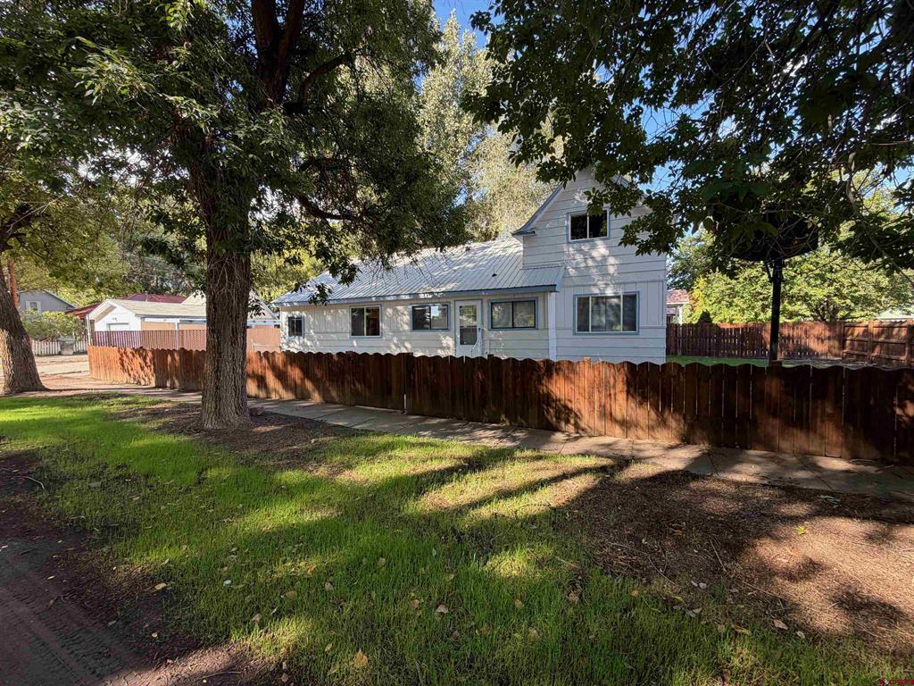 320 S 6th Street Property Photo 1
