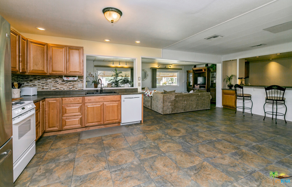19508480PS Property Photo 11