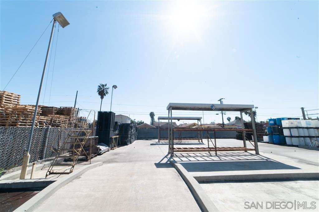2929 Commercial St Property Photo 3