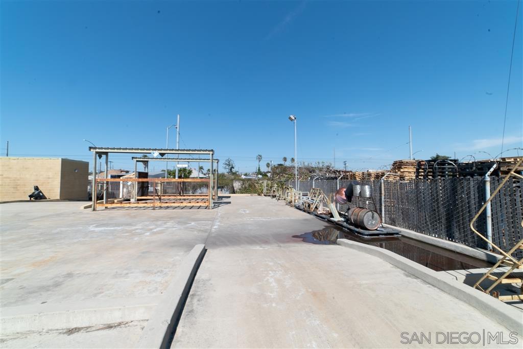 2929 Commercial St Property Photo 13