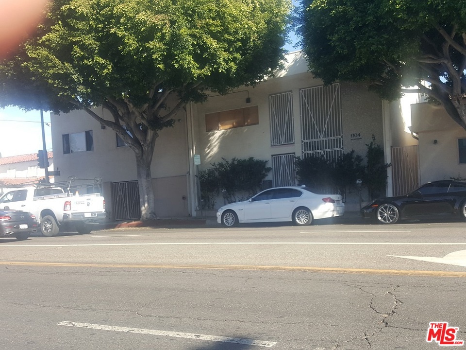 1108 S Robertson Boulevard Property Photo 1