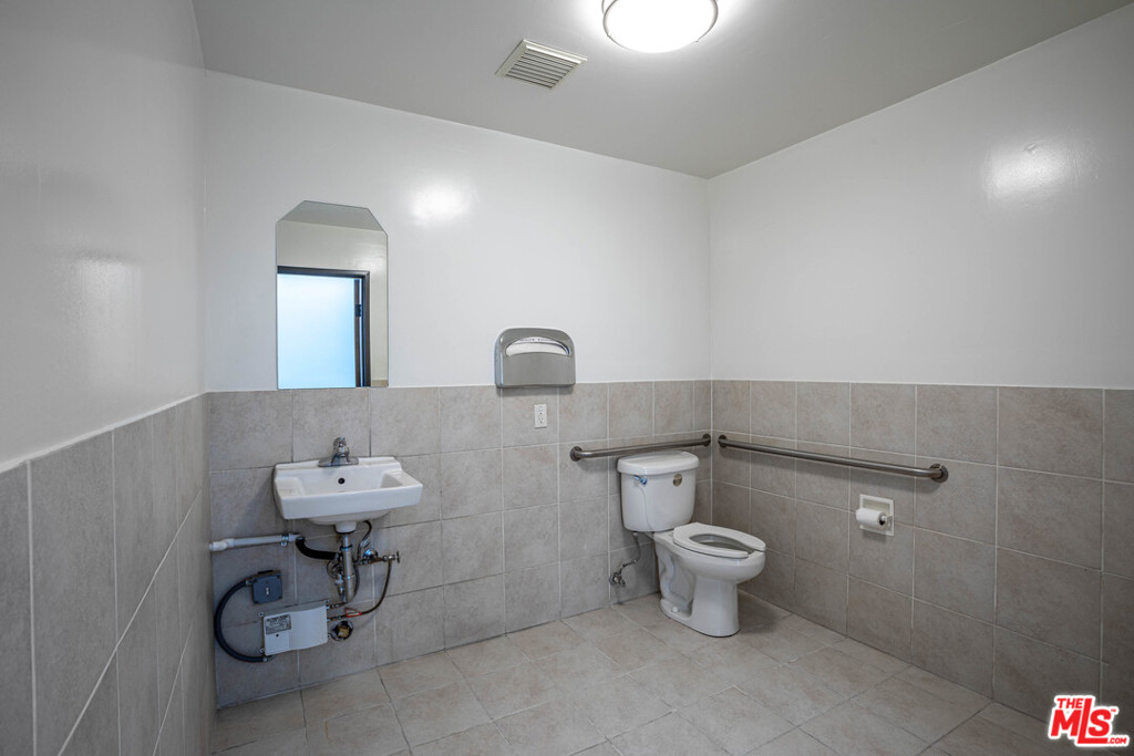 6025 Santa Monica Boulevard 101 Property Photo 15