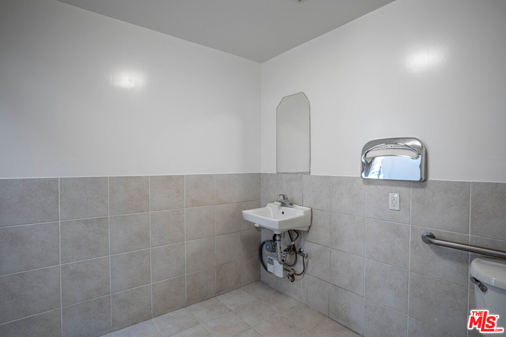 6025 Santa Monica Boulevard 101 Property Photo 16